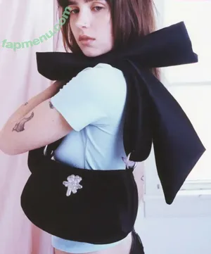 Clairo / Claire Cottrill nude photo #0047