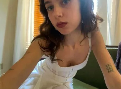 Clairo / Claire Cottrill nude photo #0103