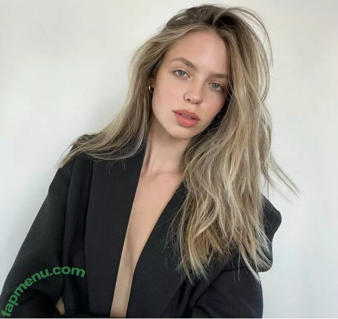 Claudia Sulewski nude photo #0005 (claudiasulewski)