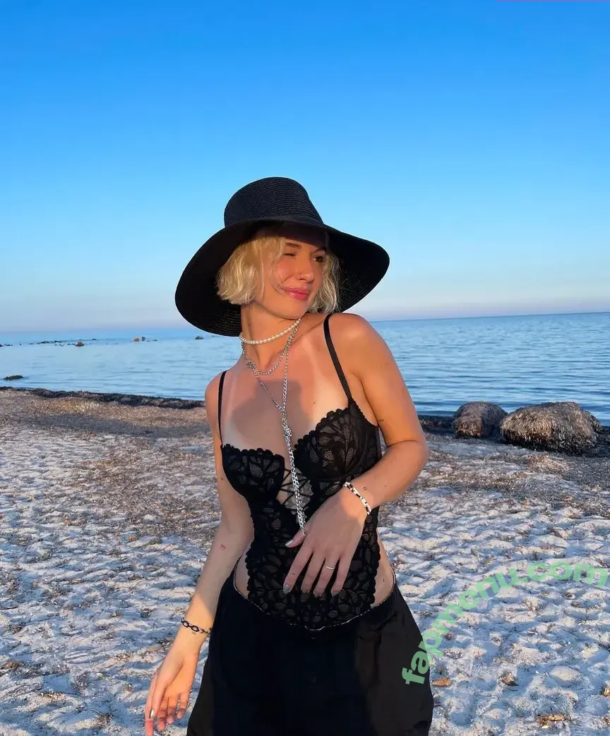 Clotilde Gauneau nude photo #0001 (clxtildee_)