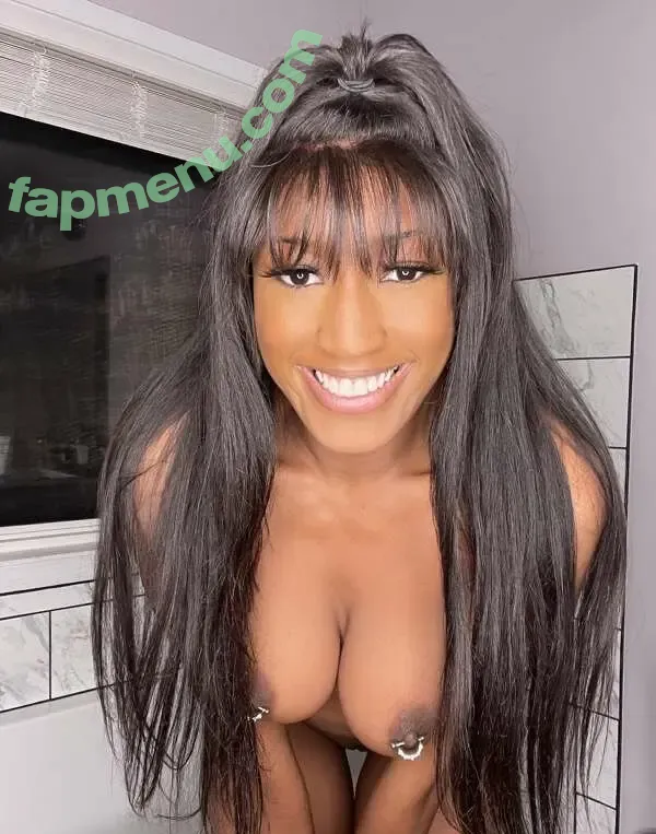 Coco Bee nude photo #0043 (Br0nzedcoco / bbycocobee)