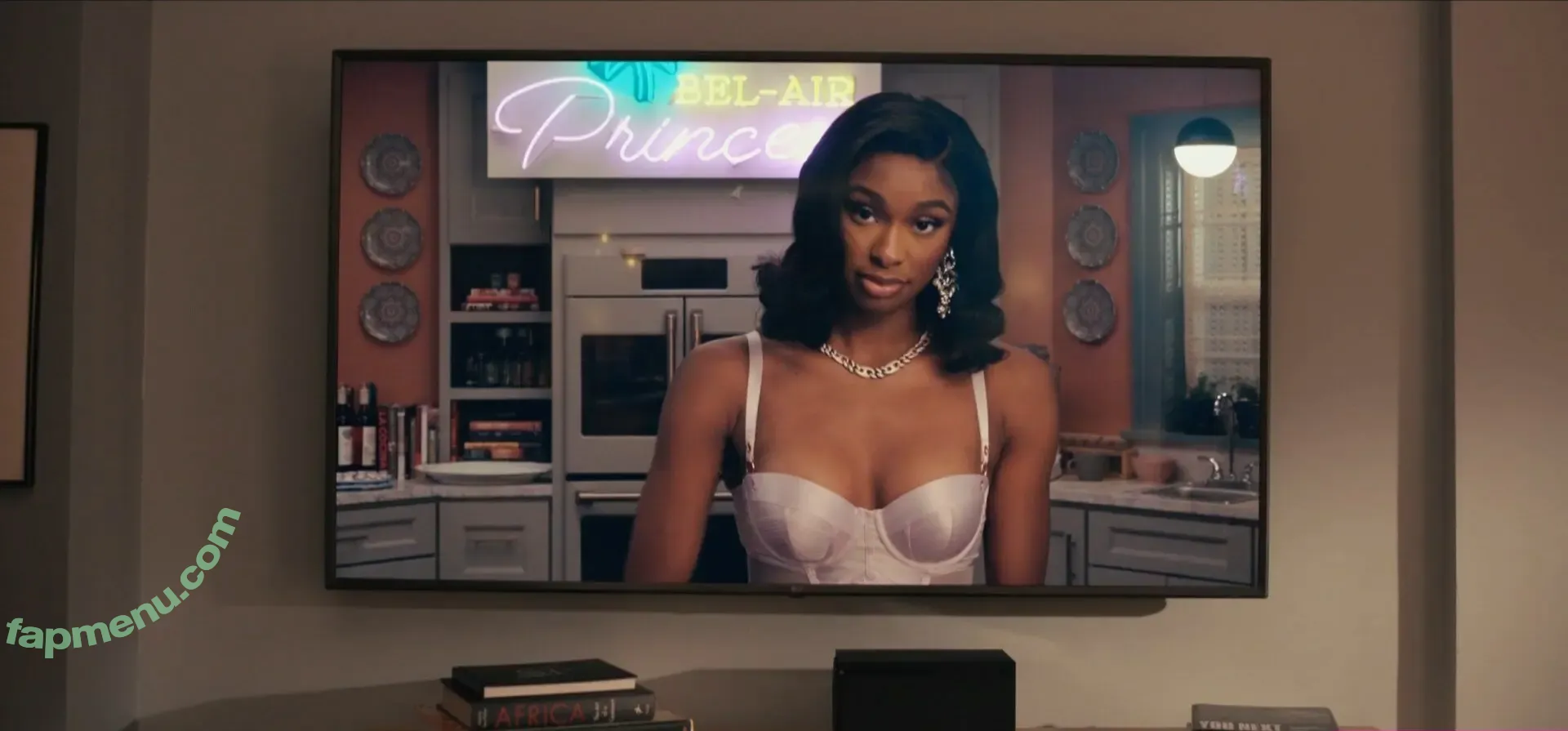 Coco Jones nude photo #0059 (braceface.coco / cocojones)