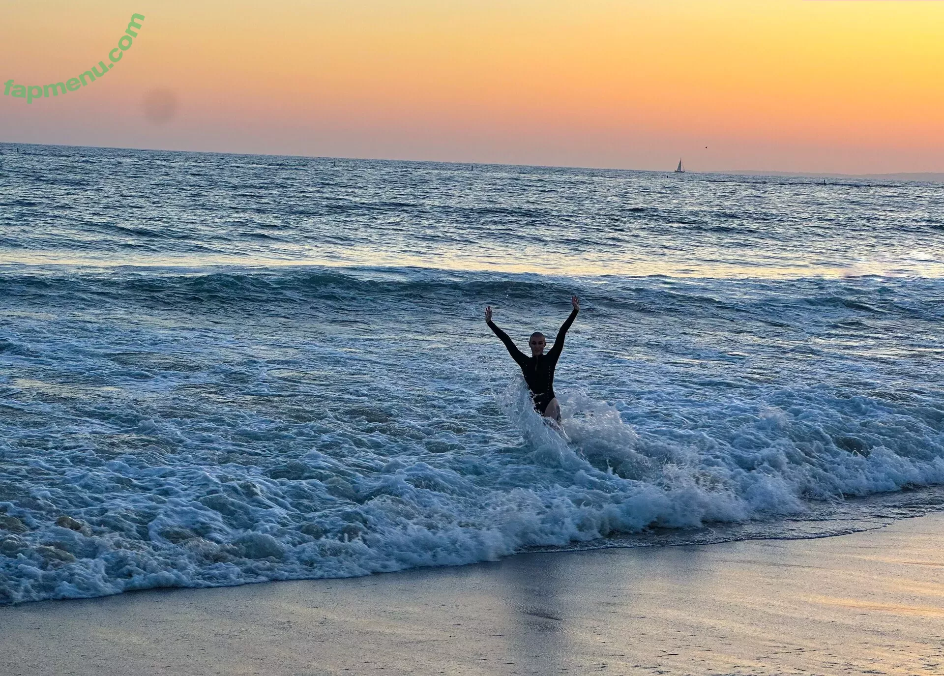 Comicbookgirl19 nude photo #0967 (DanikaXIX / pirateflagnislandgirl)