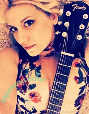 costume_bitch1 / elizabethhurley1 nude photo #0001