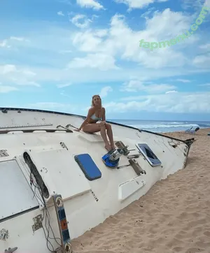 Courtney Miller / co_mill / courtney.miller / typicalvlogs nude photo #0025