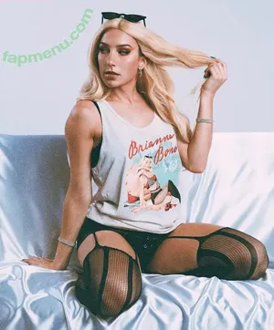 Courtney Miller / co_mill / courtney.miller / typicalvlogs nude photo #0029