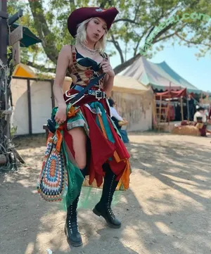 Courtney Miller / co_mill / courtney.miller / typicalvlogs nude photo #0075