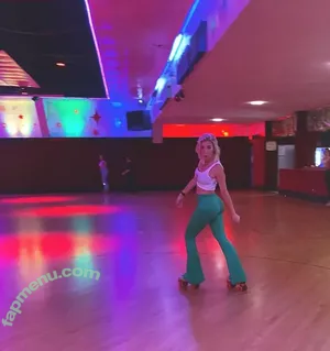 Courtney Miller / co_mill / courtney.miller / typicalvlogs nude photo #0079