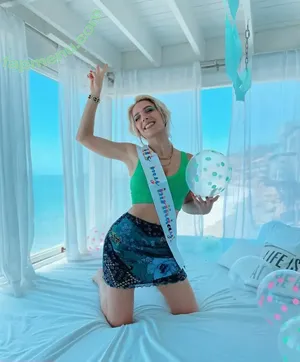 Courtney Miller / co_mill / courtney.miller / typicalvlogs nude photo #0083