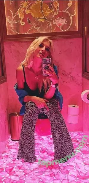 Courtney Miller / co_mill / courtney.miller / typicalvlogs nude photo #0093