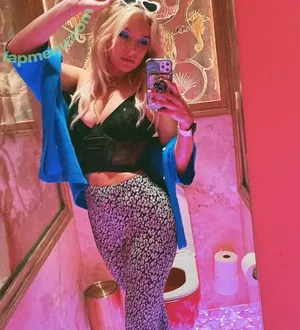 Courtney Miller / co_mill / courtney.miller / typicalvlogs nude photo #0117