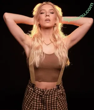 Courtney Miller / co_mill / courtney.miller / typicalvlogs nude photo #0131