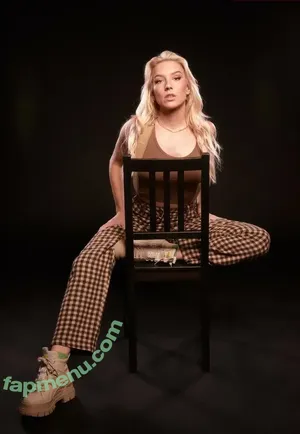 Courtney Miller / co_mill / courtney.miller / typicalvlogs nude photo #0135