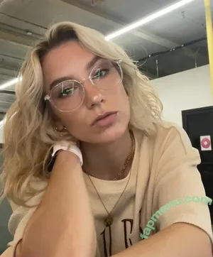 Courtney Miller / co_mill / courtney.miller / typicalvlogs nude photo #0285