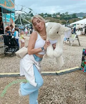 Courtney Miller / co_mill / courtney.miller / typicalvlogs nude photo #0289