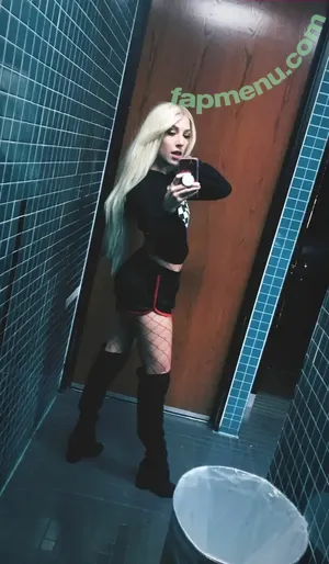 Courtney Miller / co_mill / courtney.miller / typicalvlogs nude photo #0398