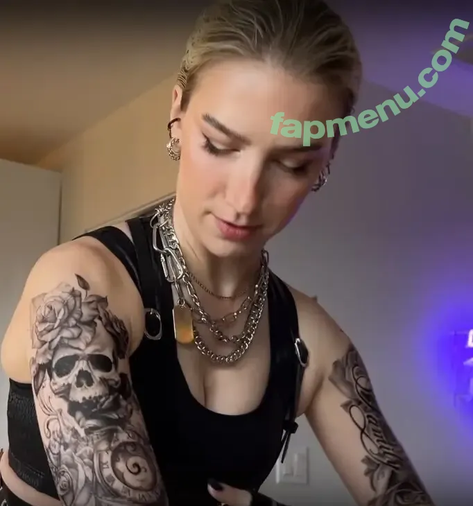 Courtney Miller nude photo #0431 (co_mill / courtney.miller / typicalvlogs)