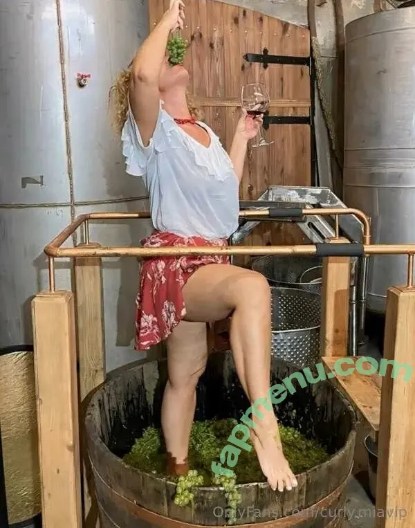 curly.miavip nude photo #0089 (miamatangi)