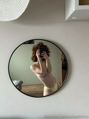 curlywiktoria / curlyvictoria / curlyyycue / wiktoria moldawiak nude photo #0400