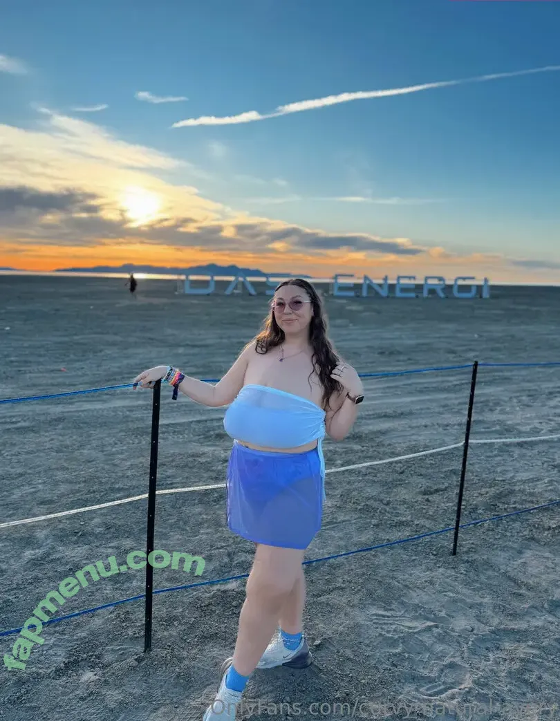 curvy-natural-avery nude photo #0121 (averyywoods)