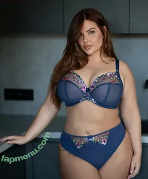 curvyshasha nude photo #0004