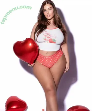 curvyshasha nude photo #0013