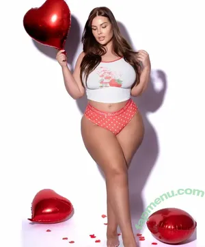 curvyshasha nude photo #0014