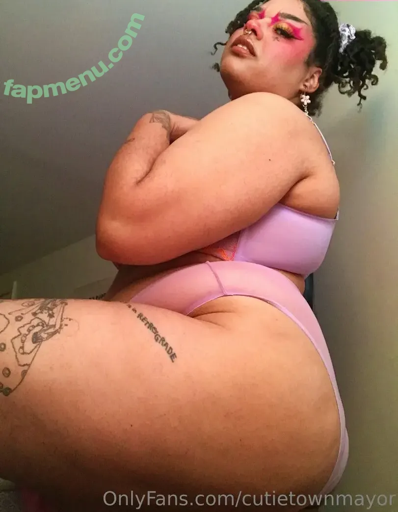 cutietownmayor nude photo #0043 (shinynewdad)