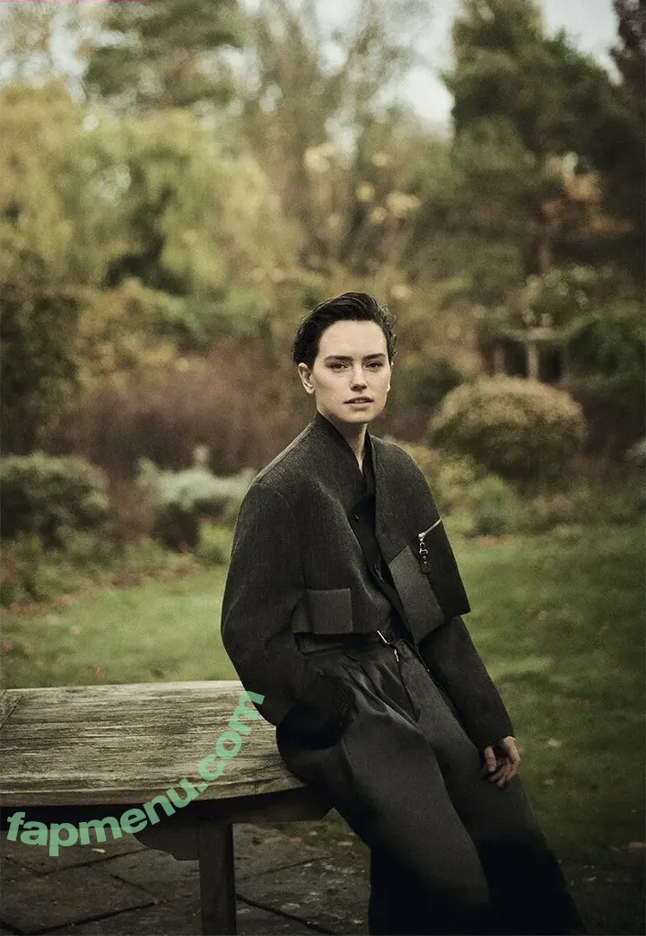 Daisy Ridley nude photo #1197 (daisyridley)