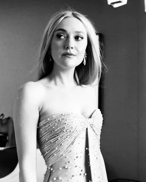 Dakota Fanning / dakotafanning nude photo #0323