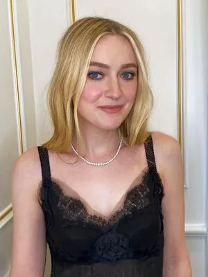 Dakota Fanning / dakotafanning nude photo #0324