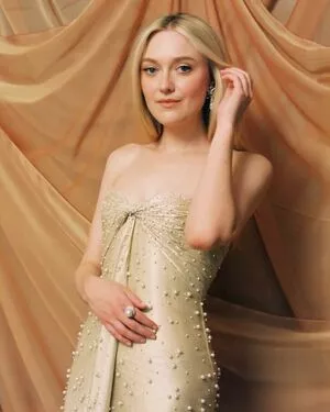 Dakota Fanning / dakotafanning nude photo #0367