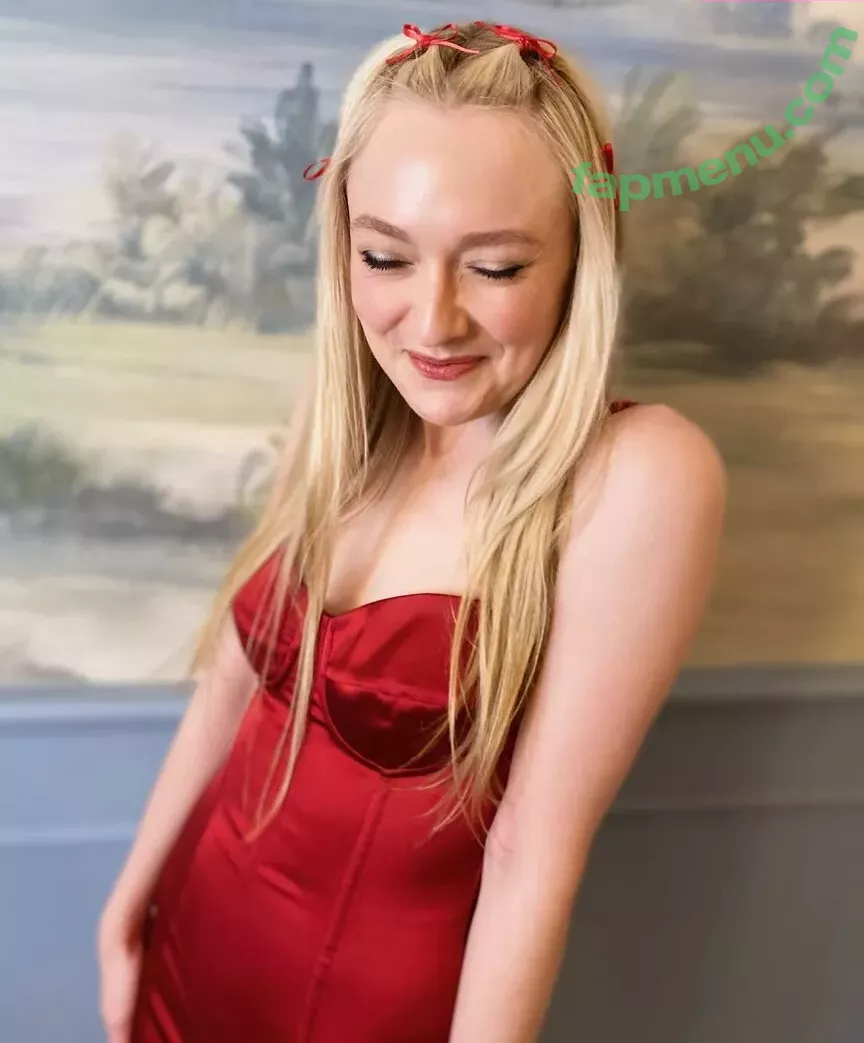 Dakota Fanning nude photo #0139 (dakotafanning)