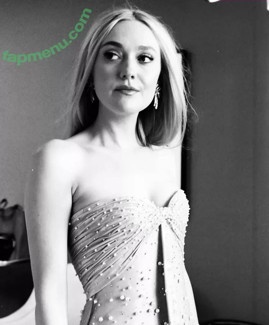 Dakota Fanning nude photo #0323 (dakotafanning)