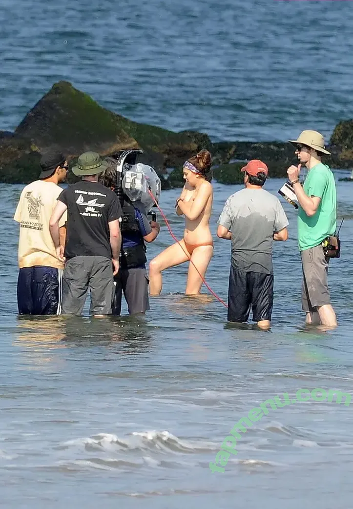 Dakota Fanning nude photo #0464 (dakota_fanning / dakotafanning)