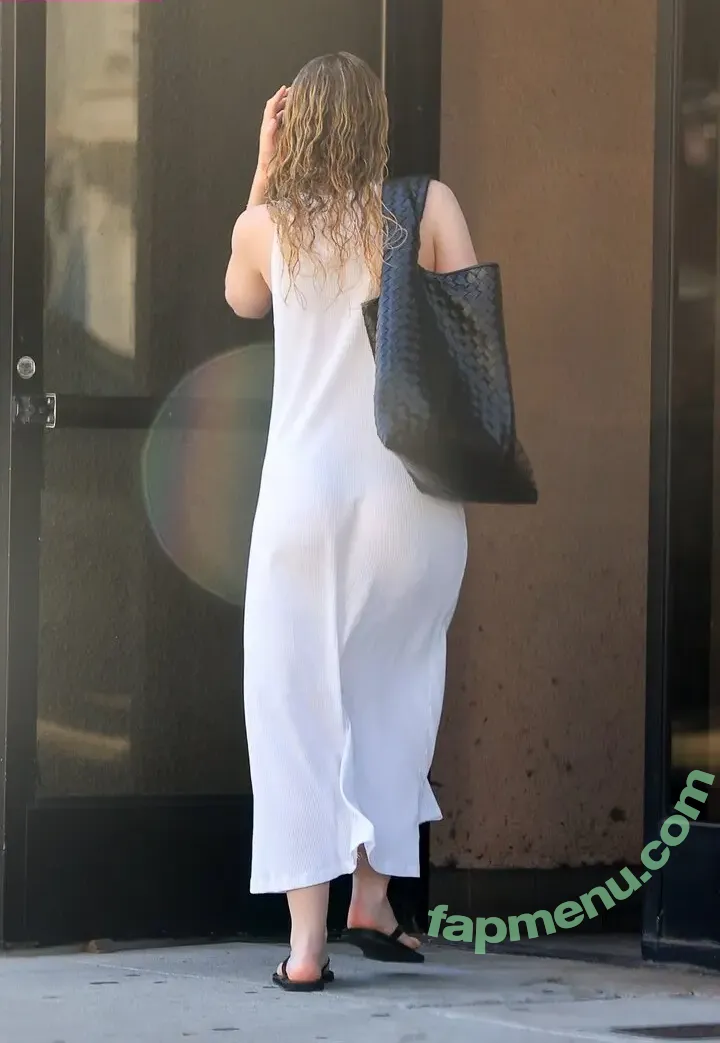 Dakota Fanning nude photo #0471 (dakota_fanning / dakotafanning)