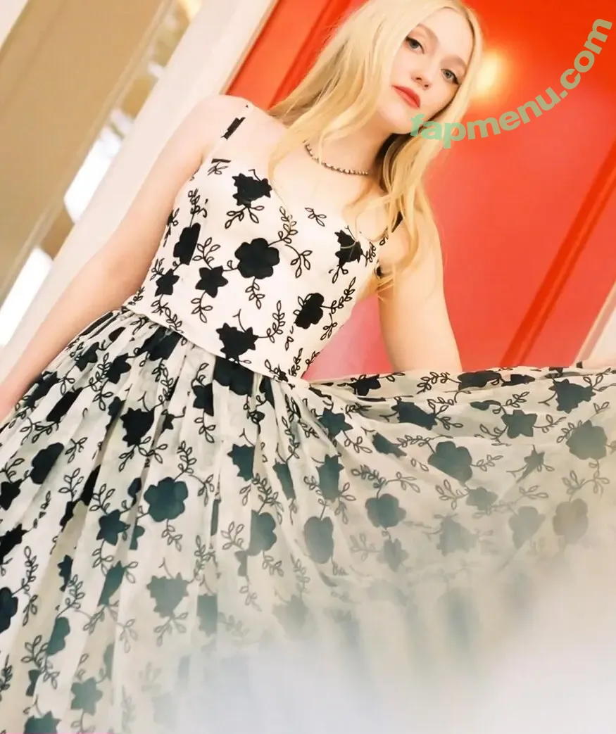 Dakota Fanning nude photo #0529 (dakota_fanning / dakotafanning)