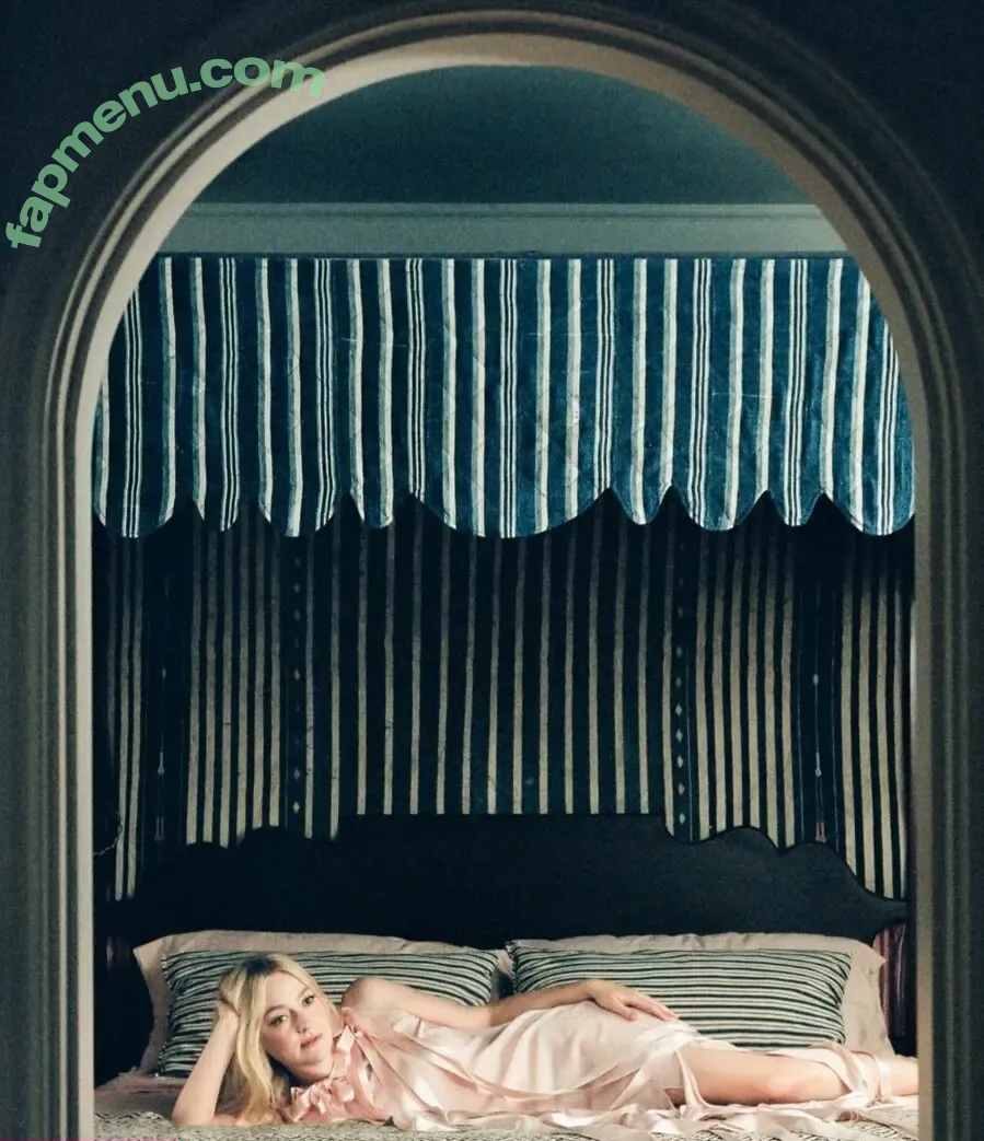 Dakota Fanning nude photo #0563 (dakota_fanning / dakotafanning)