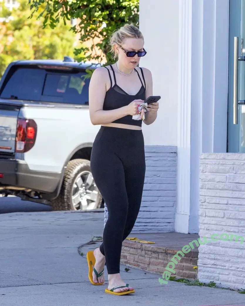 Dakota Fanning nude photo #0617 (dakota_fanning / dakotafanning)