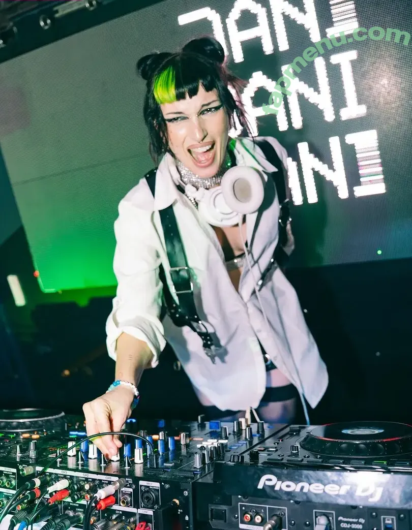 Dani Thorne nude photo #0740 (dani_thorne / kailithorne)