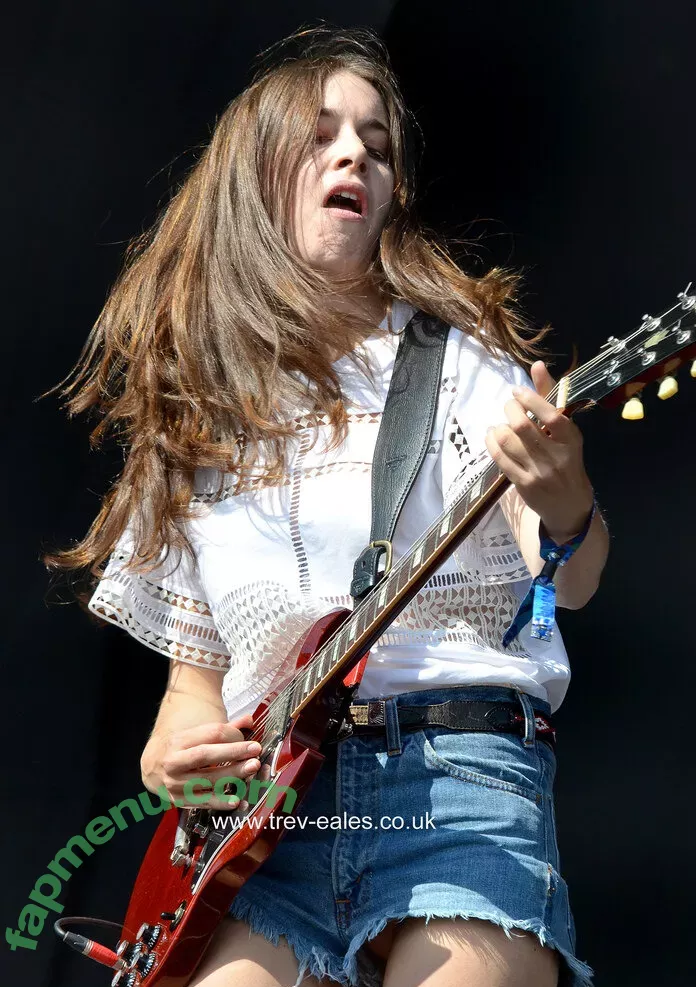 Danielle Haim nude photo #0007 (daniellehaim)