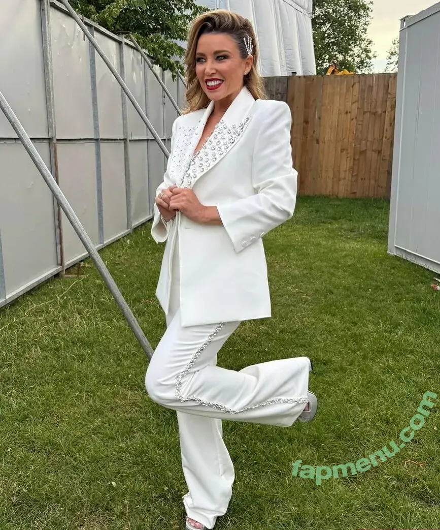 Danni Minogue nude photo #7671 (danniiminogue)