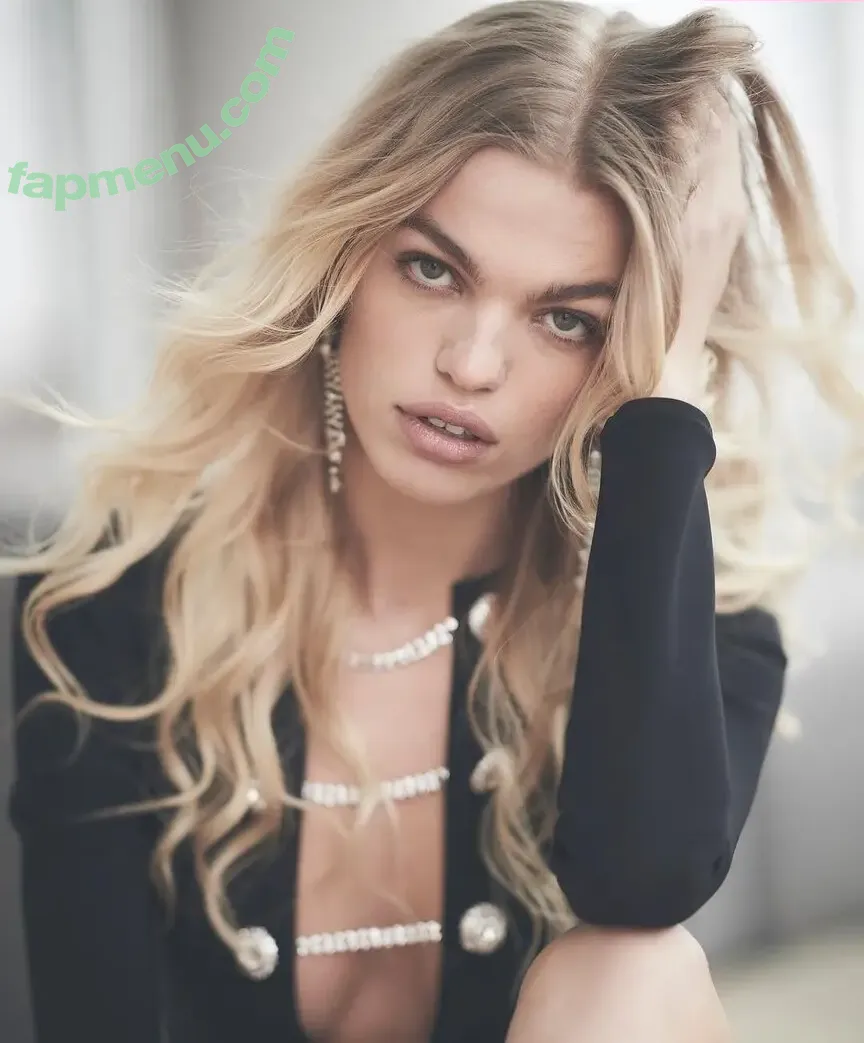 Daphne Groeneveld nude photo #0129 (daphnegroeneveld)