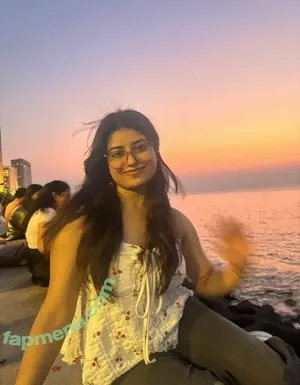 Deepanshi / deeeeepanshit nude photo #0012