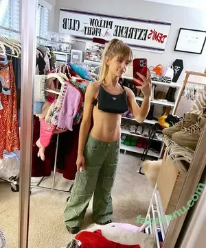 Demi Burnett / demi_not_lovato nude photo #0058