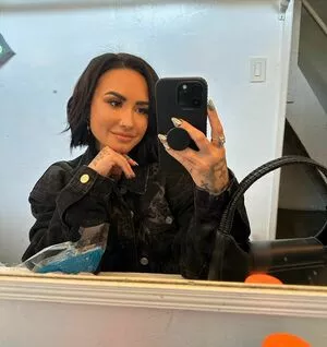 Demi Lovato / ddlovato / demi_lovato nude photo #0010