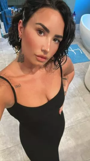 Demi Lovato / ddlovato / demi_lovato nude photo #0040