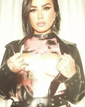 Demi Lovato / ddlovato / demi_lovato nude photo #0064