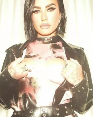 Demi Lovato / ddlovato / demi_lovato nude photo #0104