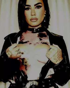 Demi Lovato / ddlovato / demi_lovato nude photo #0110
